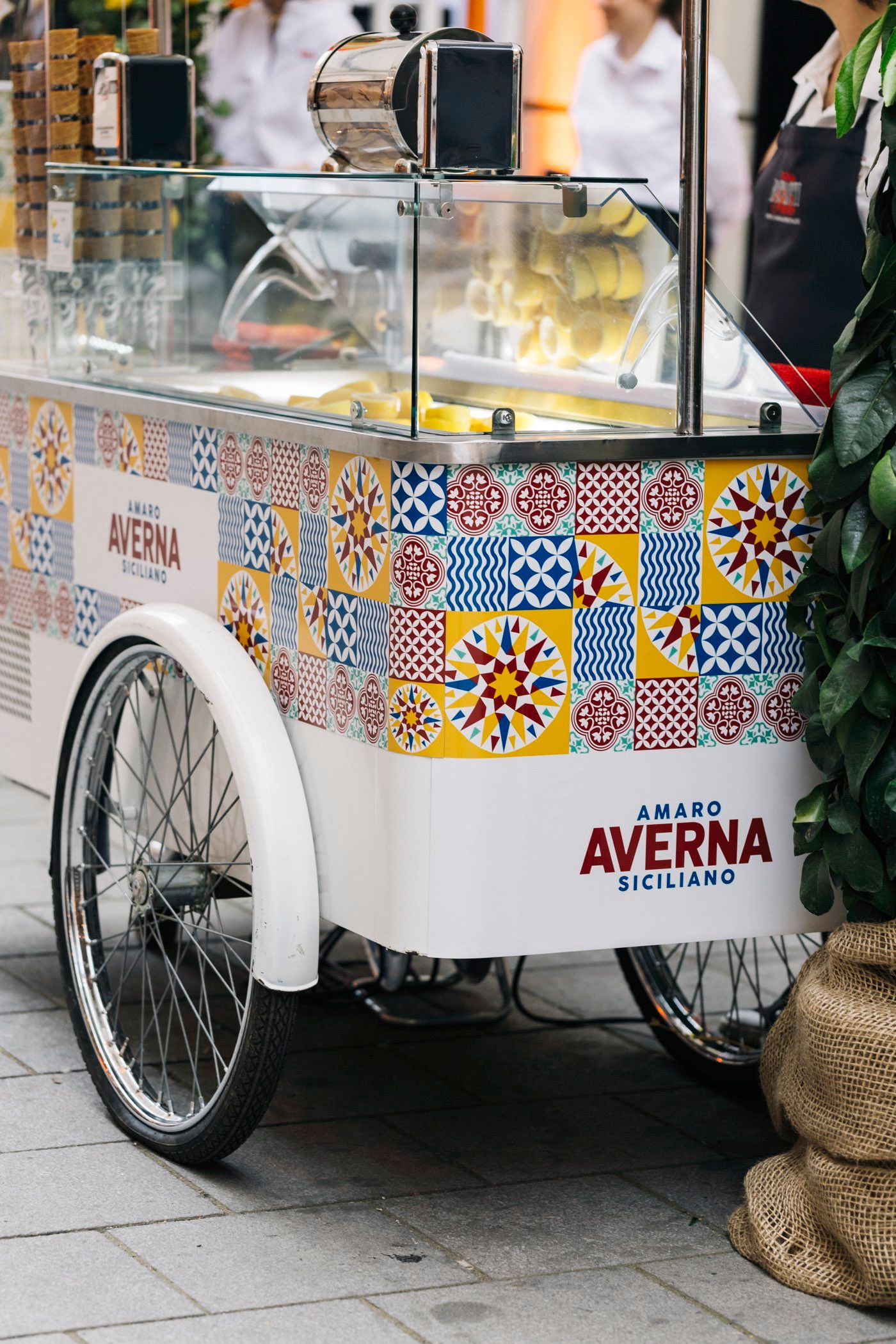 Mediterran gestalteter Verkaufswagen der Marke Averna Siciliano