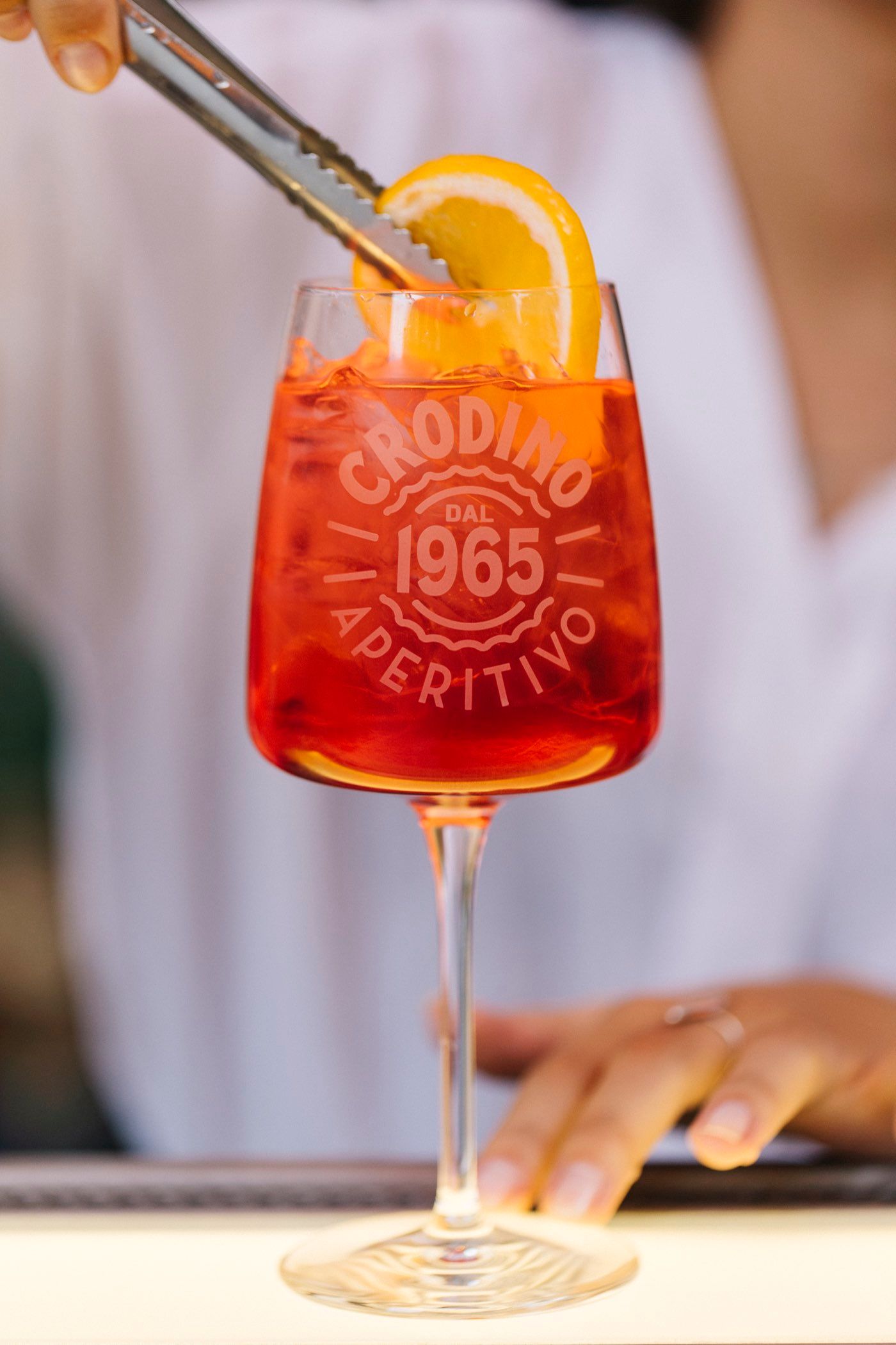 Nahaufnahme eines Crodino-Aperitivo-Glases mit Orangenscheibe